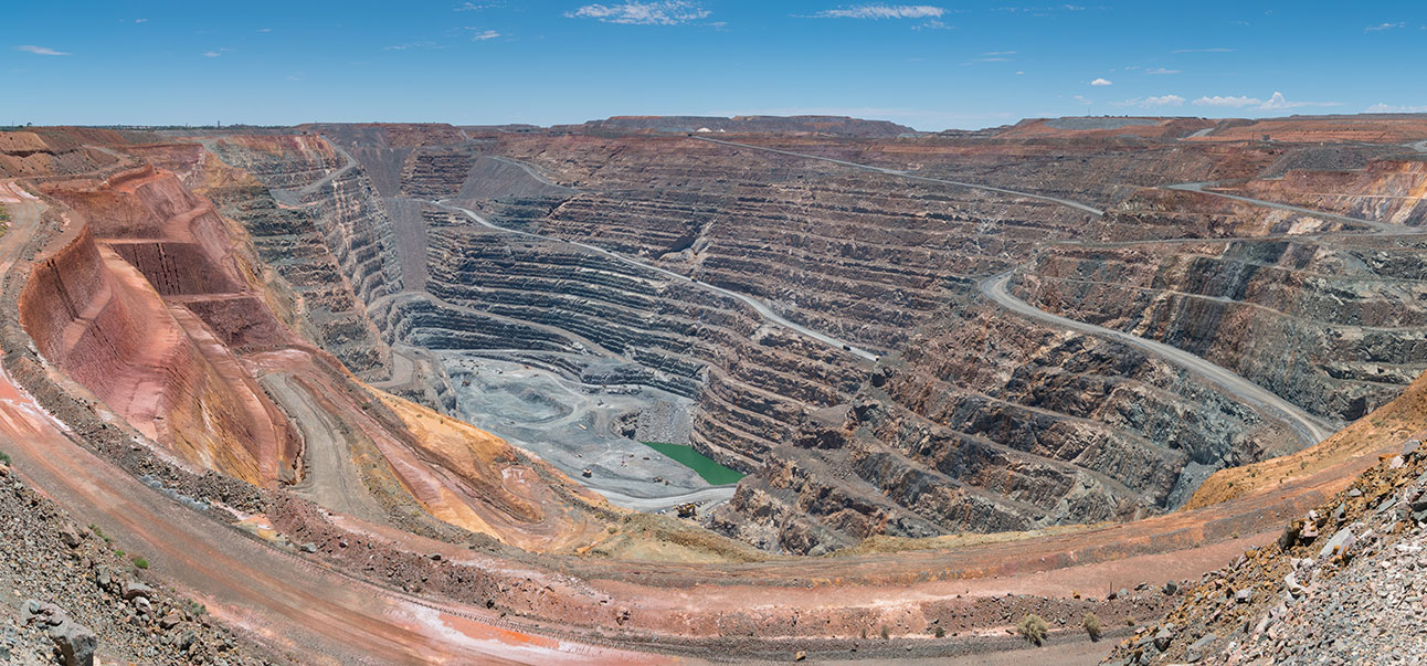 The image shows an open-pit mine, one of the most important geotechnical excavation works that man can undertake. The monitoring system in a mine is very important to ensure the efficiency of the mine workings and, above all, the safety of the miners.